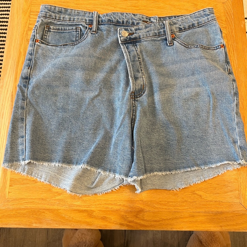 S.O.N.G. Criss Cross Timeless Denim Shorts